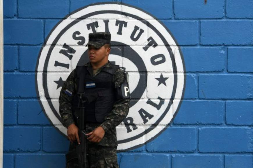 'Debería de haber otro tipo de instituciones haciendo este trabajo, pero es la única solución que nos han dado: la militarización', afirma a la AFP Hernán Fuentes, director del Saúl Zelaya. AFP