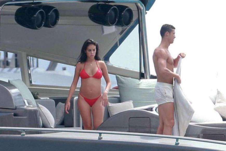 Georgina Rodríguez presumio su embarazo por primera vez en bikini a bordo de un lujoso yate.