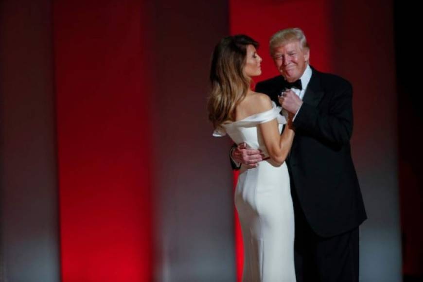 Hace seis meses, Trump protagonizó 'un extraño' baile presidencial junto a la primera dama, Melania.