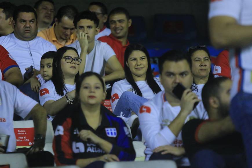 La afición del Olimpia se hizo presente al estadio Morazán y pudo disfrutar de la victoria de su equipo.