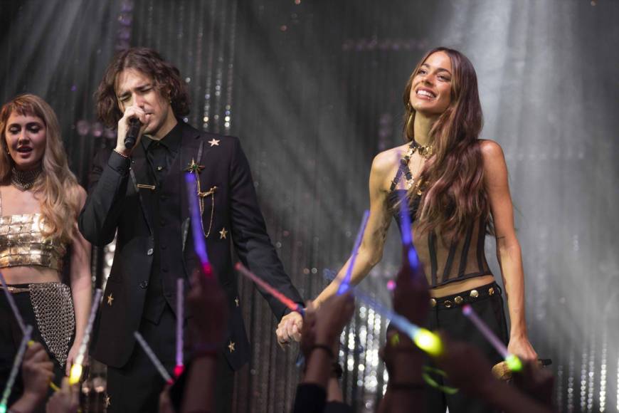 “Solo amor y mil canciones”. Tini Stoessel se reúne en el Teatro Astor Piazzolla de Buenos Aires con Jorge Blanco, Candelaria Molfese y Mercedes Lambre, sus coprotagonistas de “Violetta”, en un show musical íntimo e inolvidable. Estreno: 8 de diciembre en Disney Plus. 