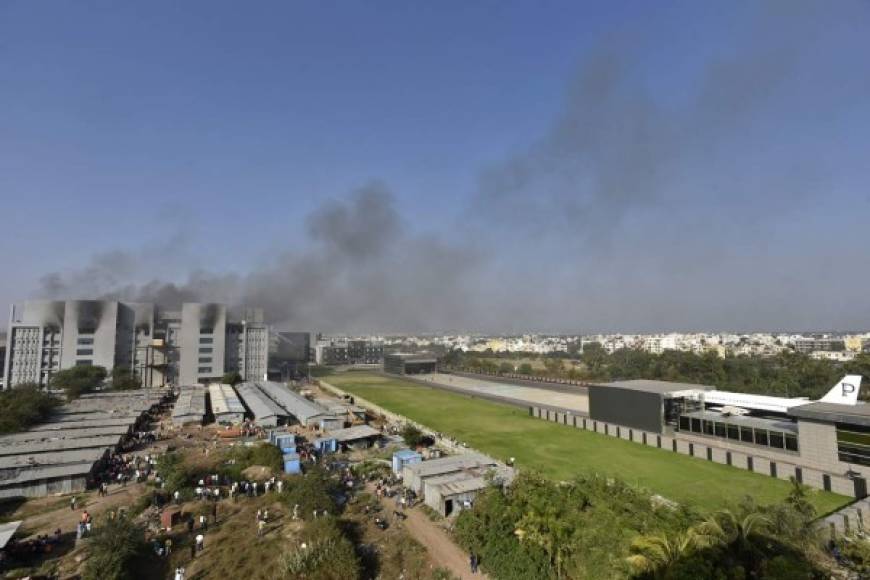 La empresa dijo que el incendio se originó en un lugar que está en obras, apartado de las instalaciones donde se fabrican las vacunas. Foto AFP