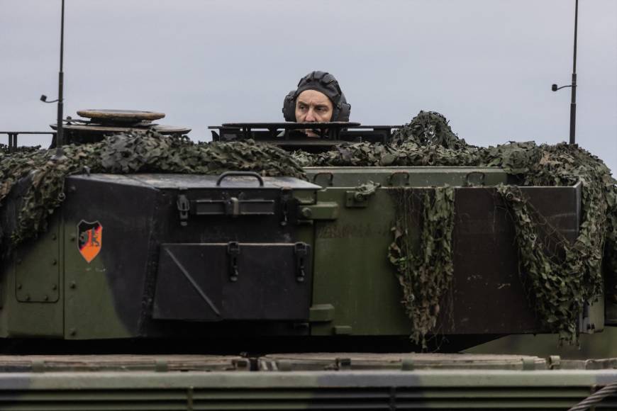 “Son conductores de tanque muy experimentados, que han venido aquí directamente desde el frente”, en Ucrania, donde luchan contra la invasión rusa, indicó el presidente polaco, Andrzej Duda, que los visitó el lunes en Swietoszow, en el suroeste de Polonia.