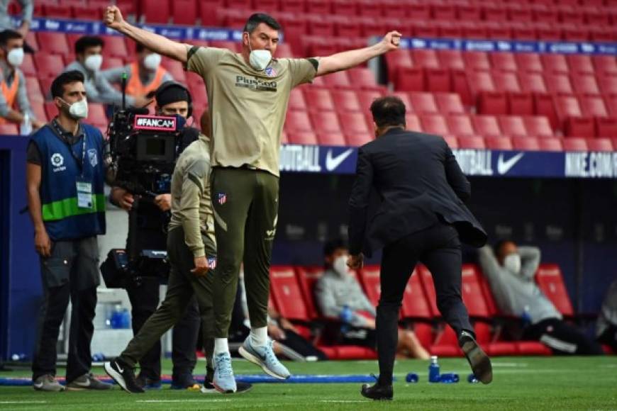 Diego Pablo Simeone se volvió loco celebrando el gol de Luis Suárez.