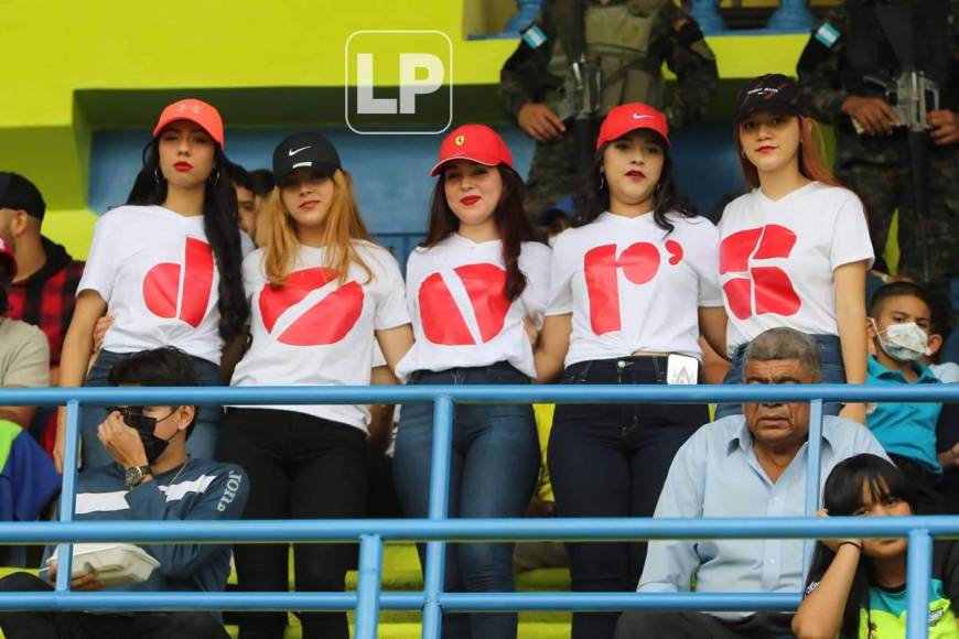 Guapas aficionadas posando en las gradas del estadio Juan Ramón Brevé Vargas.