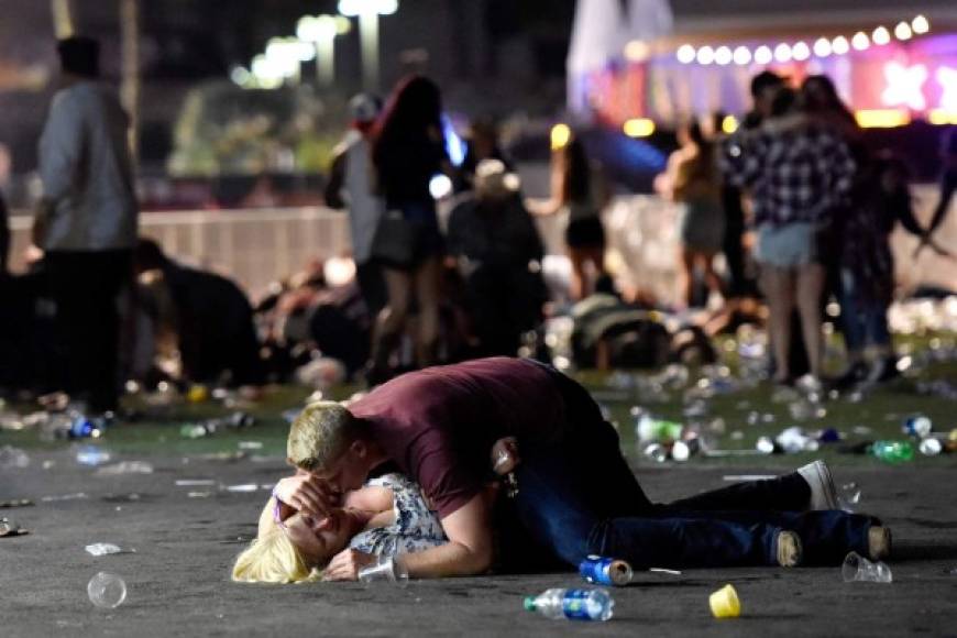 Un hombre auxilia a una de las víctimas en el ataque sangriento en Las Vegas que deja más de 50 personas muertas y 400 heridos.
