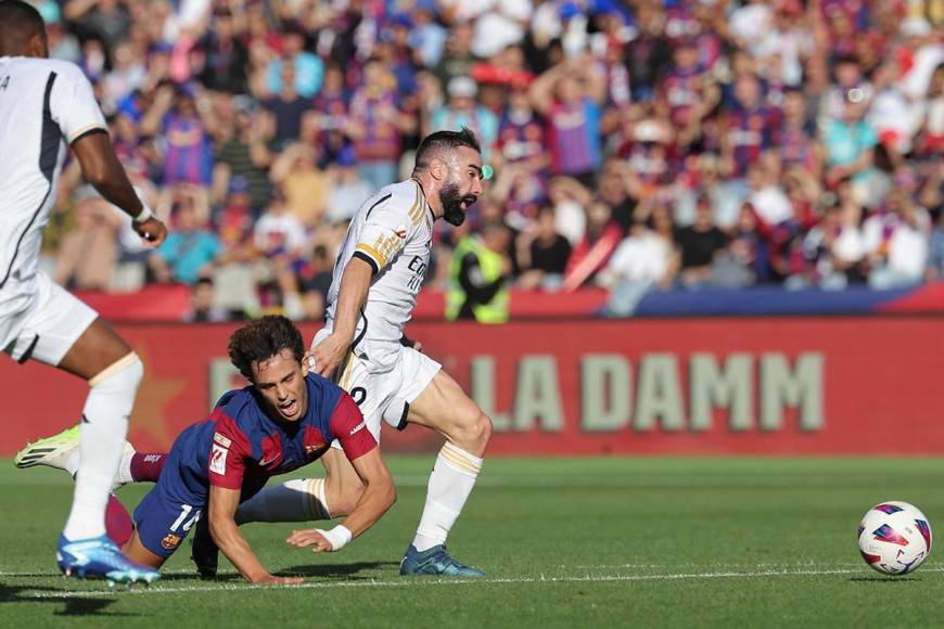 Joao Félix cayendo al suelo tras una acción con Dani Carvajal durante el primer tiempo del Clásico Barcelona-Real Madrid.
