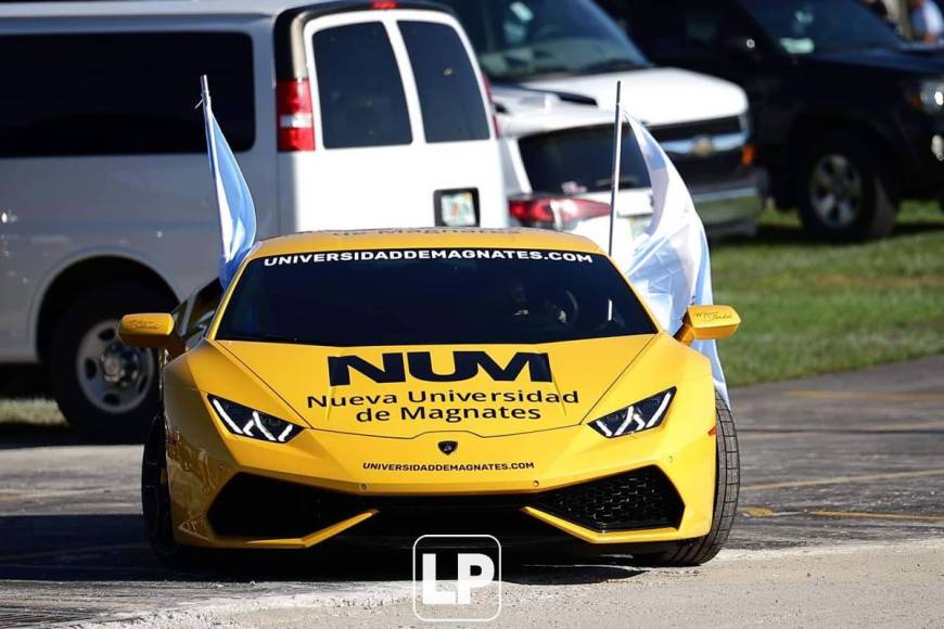 Bailes, carne asada, manta de Maradona y hasta un Lamborghini: las fotos del ambientazo en el Argentina-Honduras