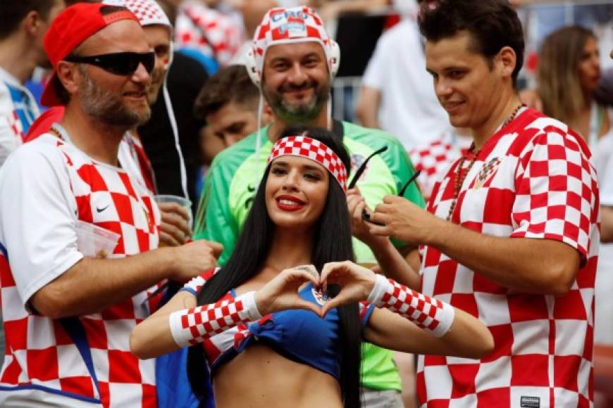Aficionados croatas animan a su selección.