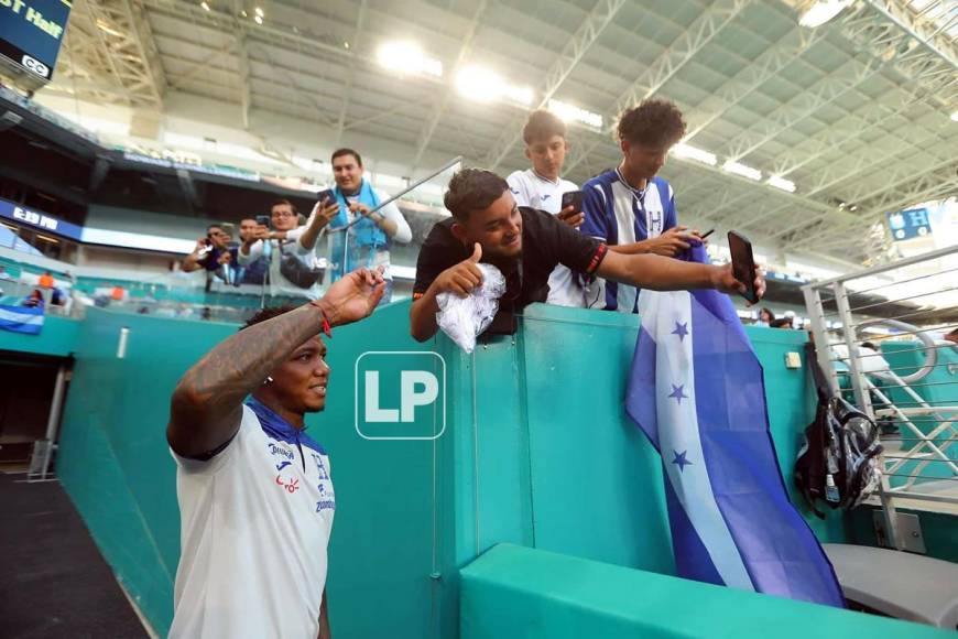 Romell Quioto también saludo a los hinchas catrachos que llegaron temprano al estadio de la ciudad de Miami.