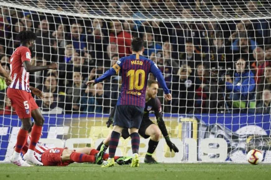 Messi engañó a Oblak con su disparo a un lado, lo dejó helado, sin opción y solo le tocó ver el balón entrar a su portería. Foto AFP