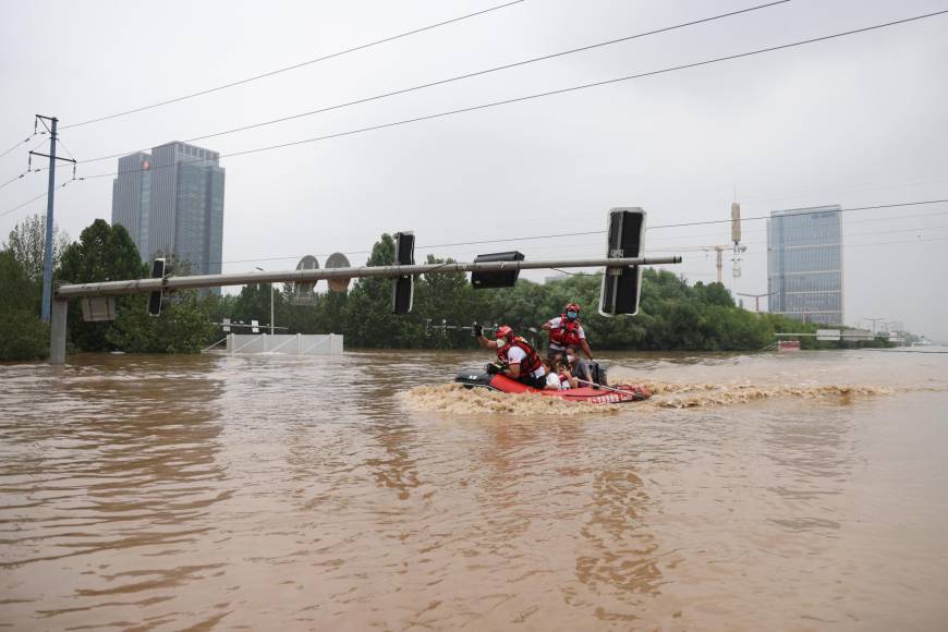 En la ciudad de Baoding, que tiene 11,5 millones de habitantes y es conocida por su producción de acero, más de un millón de personas se ven afectadas por estas inundaciones, según el ayuntamiento, que informó el sábado de al menos 10 muertos y 18 desaparecidos en su jurisdicción, y más de 600.000 evacuados.