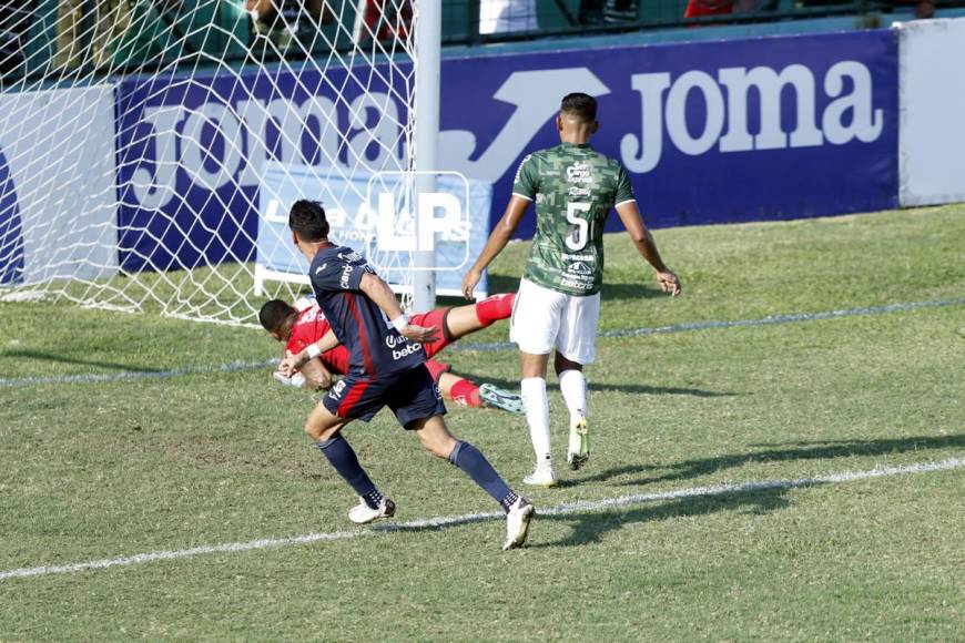Denovan Torres no pudo detener el cabezazo de Roberto Moreira en el primer gol del Motagua.