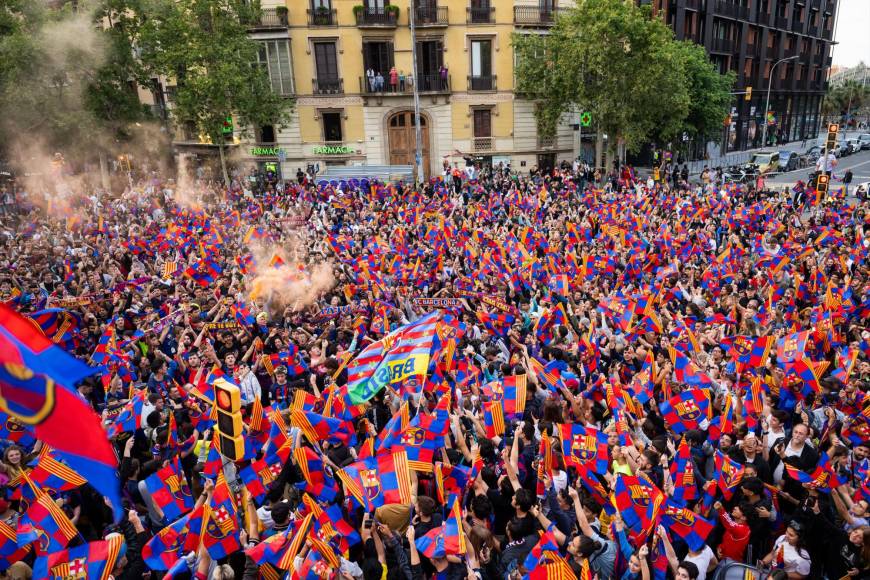 Los hinchas culés llegaron con banderas e identificados con la camiseta del Barcelona para festejar junto a su equipo por las calles de la Ciudad Condal.