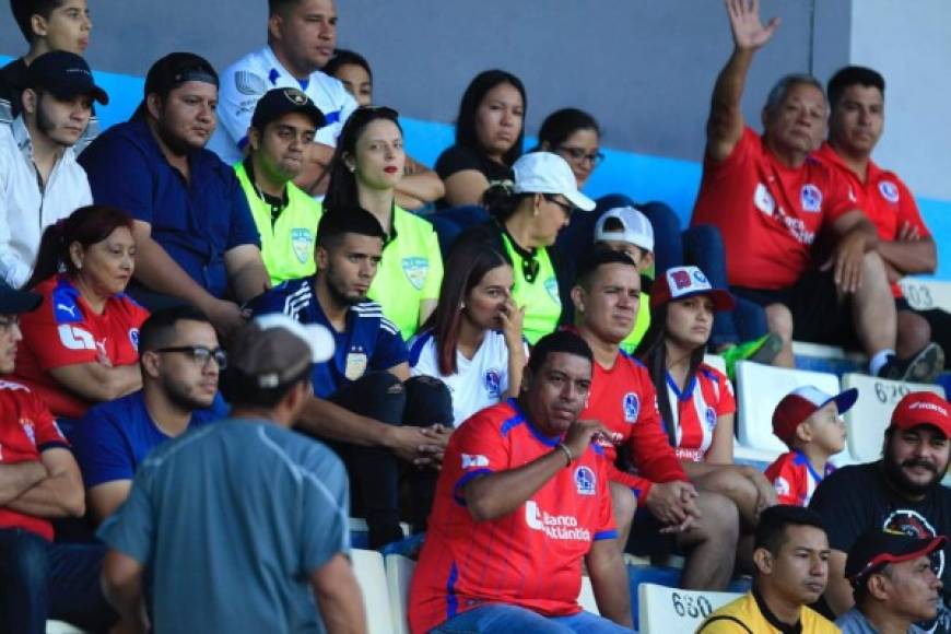 Aficionados del Olimpia y del Real de Minas en el estadio Nacional.