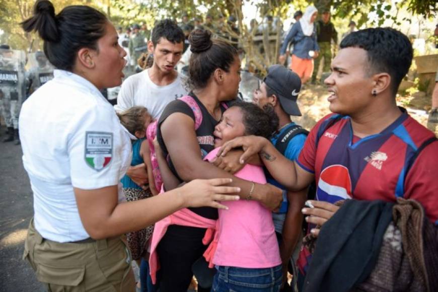 Muchos de los migrantes viajan con sus hijos, quienes lloran por la situación que enfrentan con la Guardia Nacional de México.