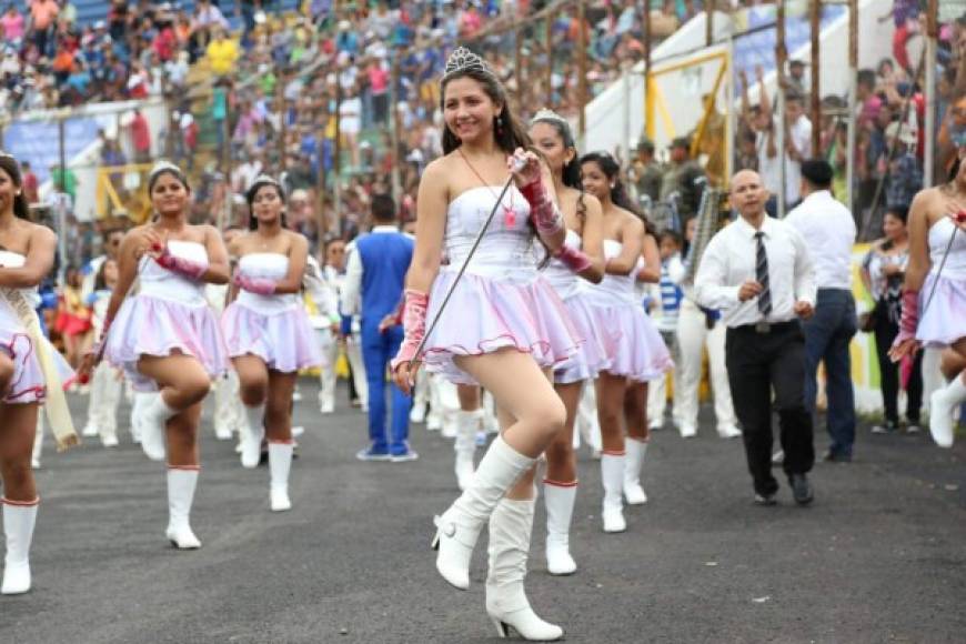 La joven palillona Alison Gómez durante el desfiles de Independencia Patria en Tegucigalpa.