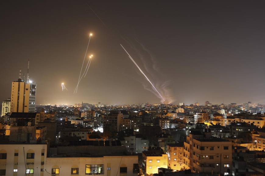 Con posterioridad la aviación israelí bombardeo objetivos de este grupo en cuatro ocasiones en el tercer día de esta nueva escalda bélica, que se ha cobrado la vida de 25 gazatíes, 15 de ellos civiles incluyendo 6 niños.