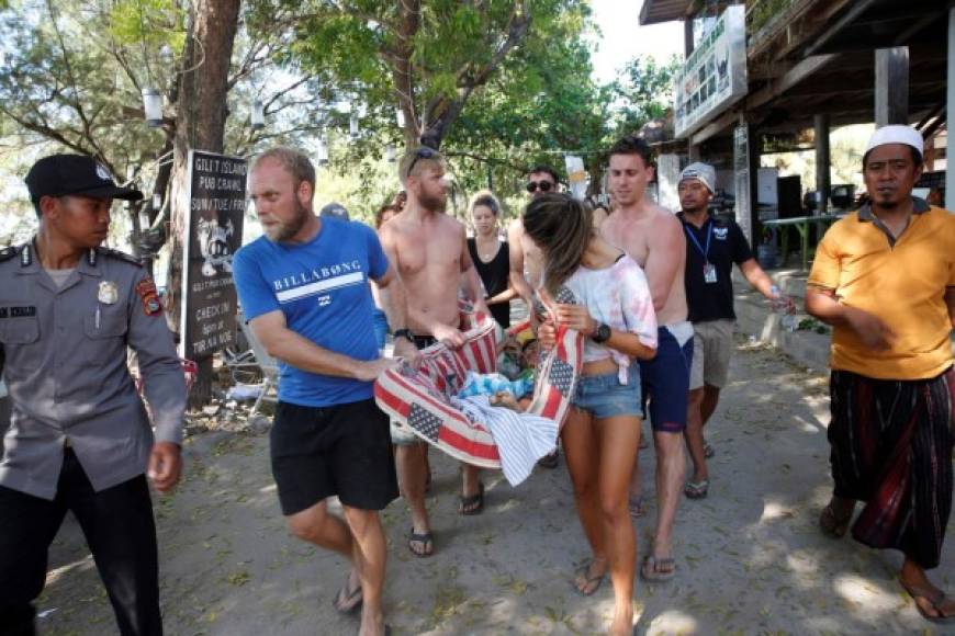 Los turistas que no pudieron evacuar ayudaron a las personas heridas o en las tareas de búsqueda y rescate.