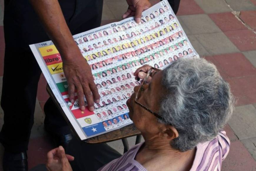 Una anciana emite su voto en un colegio electoral en Tegucigalpa durante las elecciones generales del 26 de noviembre de 2017. AFP