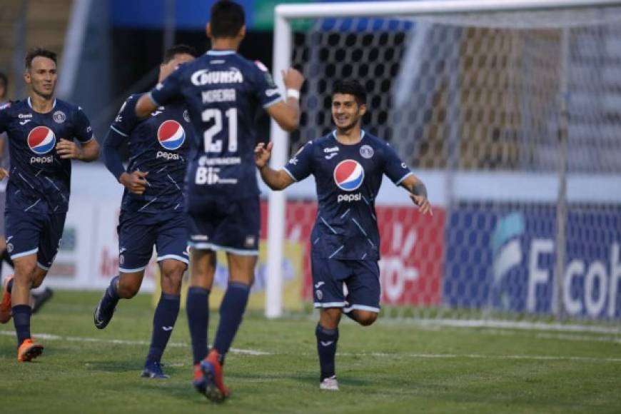 Matías Galvaliz sonriendo luego de marcar su gol que significó el 2-0 del Motagua.