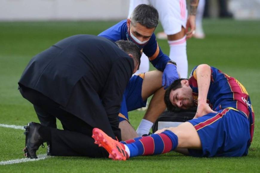 Messi tuvo que ser atendido por los doctores tras la dura falta de Casemiro.