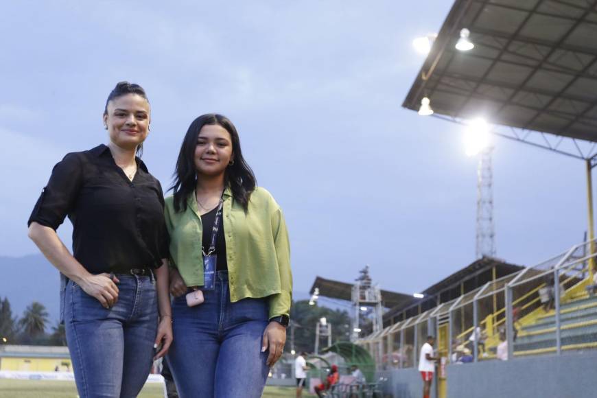 Las bellas comunicadoras Claudia Torres y Desired Majano estuvieron en el estadio Humberto Micheletti.