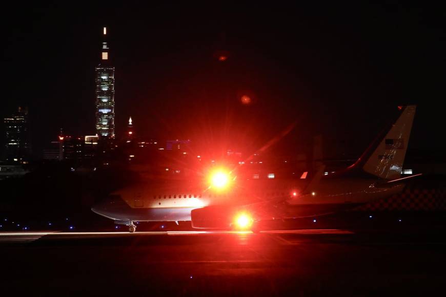 Pelosi aterrizó a las 22.43 hora local (14.43 GMT) en el aeropuerto Songshan de Taipéi, donde comenzó una visita contra la cual Pekín había anunciado represalias.