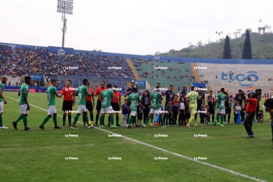 Los jugadores del Marathón saludando a los árbitros y a los futbolistas del Motagua antes del inicio del partido.