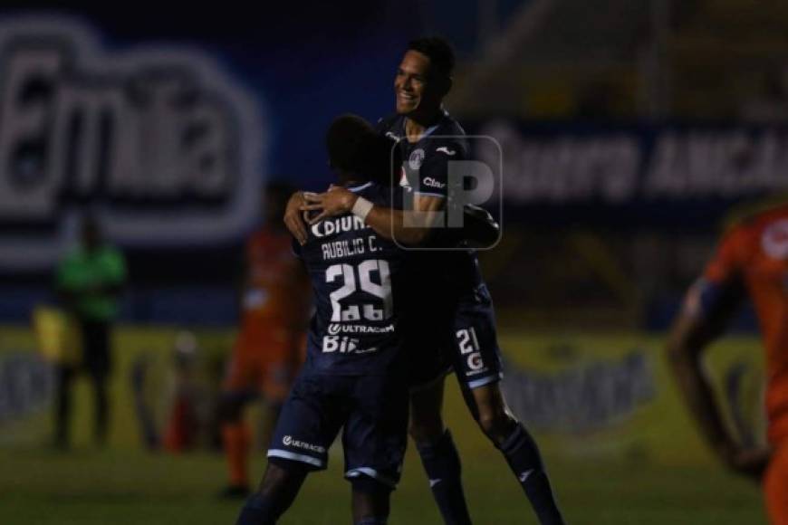 Roberto Moreira festejó de esta manera su gol ante la UPN. Se dio un abrazo con Rubilio Castillo.