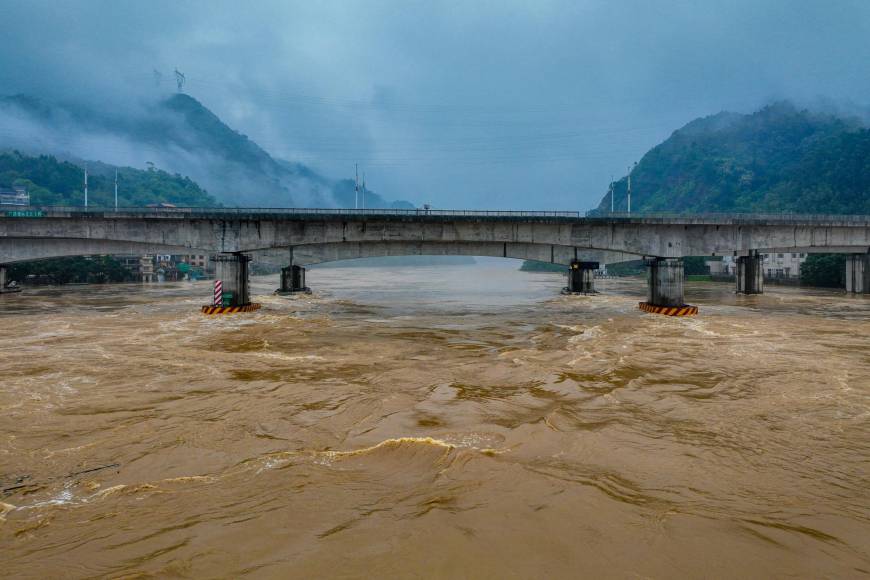 Desde el jueves, la provincia meridional de Cantón, la más poblada de <b>China</b> con 127 millones de habitantes, registra intensas precipitaciones que provocaron la muerte de cuatro personas y la evacuación de más de 100.000.