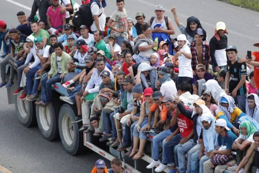 Aunque la distancia es mayor a la que recorrieron ayer de Suchiate a Tapachula, algunos grupos avanzaron más rápido por aventones de automovilistas y camiones.