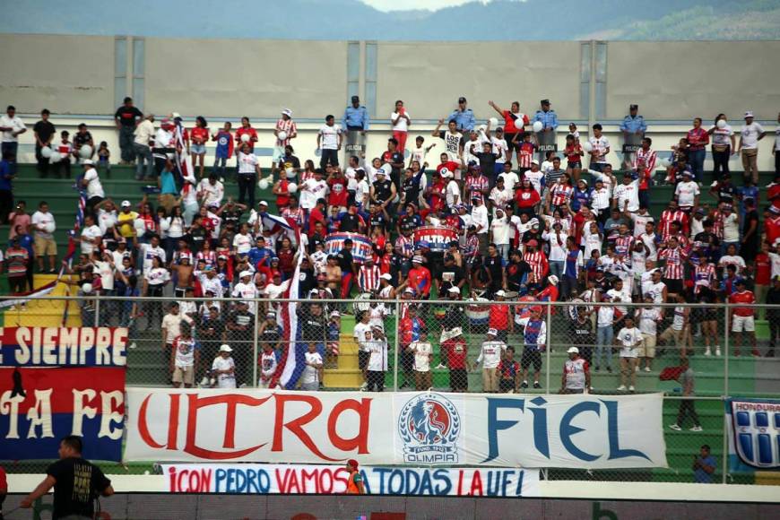 La Ultra Fiel se hizo presente en el estadio Carlos Miranda de Comayagua.