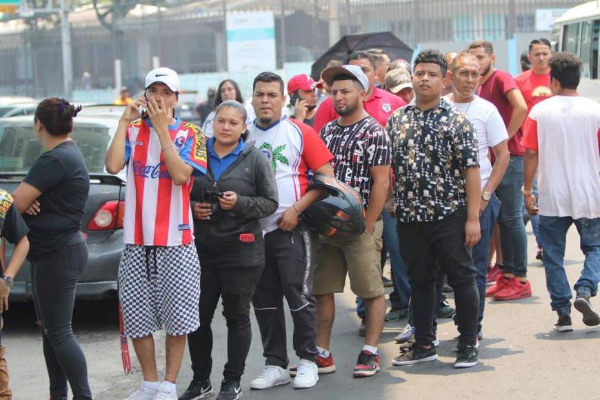 El partido de vuelta de la final Olimpia-Olancho FC se jugará el próximo domingo en el estadio capitalino, donde empezaron a aglomerarse por cientos de aficionados que se no se quieren perder la reapertura del inmueble en Tegucigalpa.