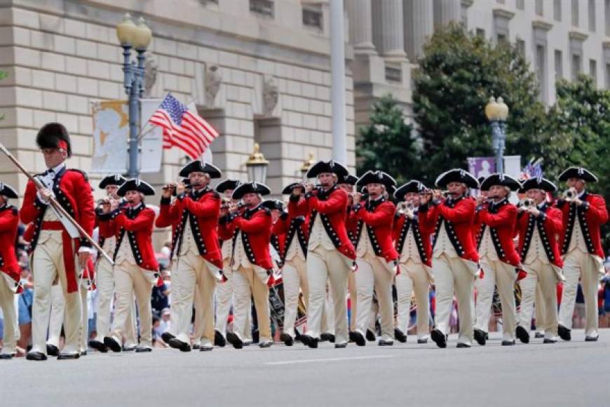 Con patrióticos desfile los estadounidenses celebran este jueves su Día de la Independencia a la espera de un 'espectacular show' que el presidente Donald Trump anunció para esta tarde en Washington D.C..