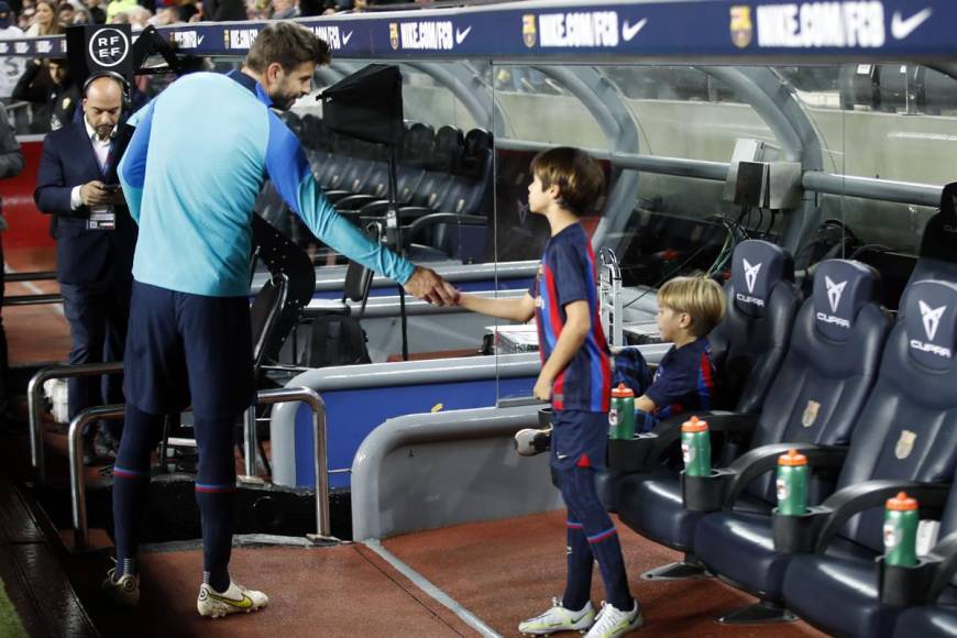 Gerard Piqué junto a sus hijos Milan y Sasha en el banquillo del Spotify Camp Nou.