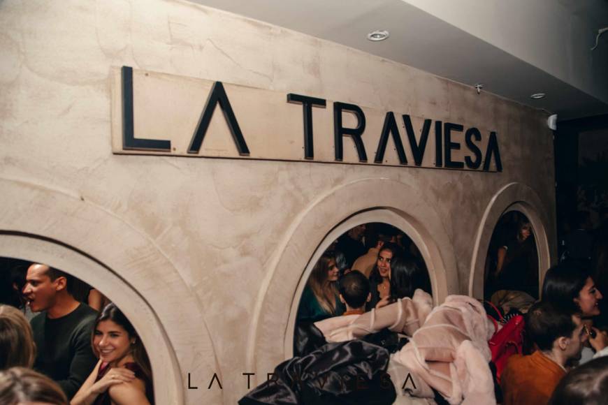  La Traviesa, un bar ubicado en Barcelona, es el nombre del lugar en donde Piqué conoció a su nueva novia. 