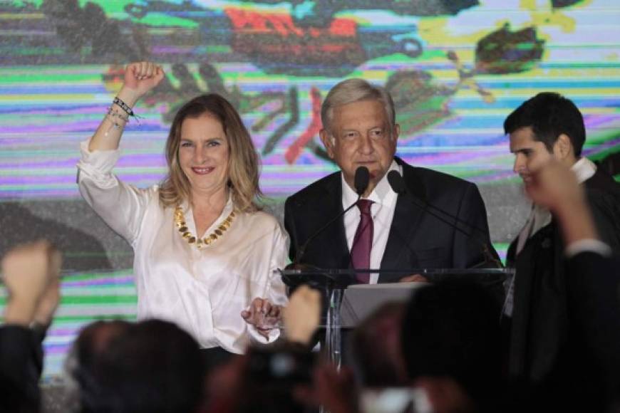 A inicios del 2003 falleció Rocío Beltrán, la esposa de Andrés Manuel López Obrador. Para mayo del 2004 ya se comenzaban a correr rumores de que el corazón del político había sido conquistado por Beatriz Gutiérrez Müller.