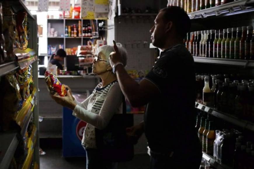 Los venezolanos ven impotentes cómo se les pudre la comida y enfrentan una carrera contrarreloj para salvar lo que les queda en las refrigeradoras de casas y restaurantes, debido a un apagón nacional que completa tres días este domingo.