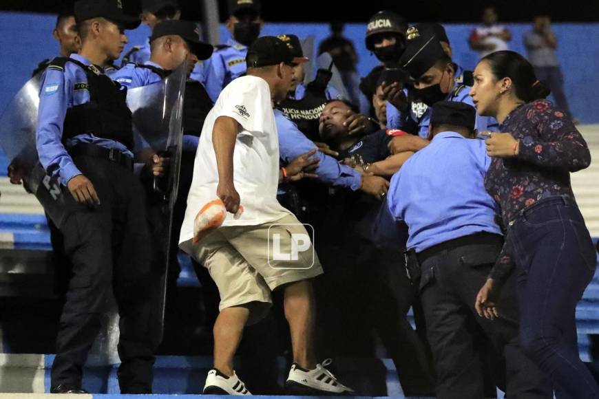 En el final del partido hubo problemas en las gradas con un aficionado motagüense y la Policía Nacional tuvo que intervenir.