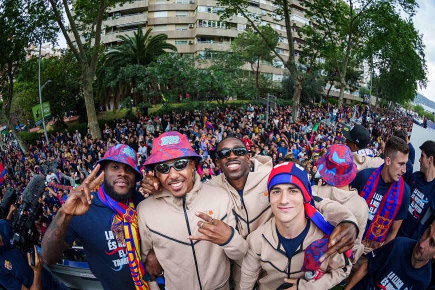 Los jugadores del Barcelona disfrutaron a lo grande la celebración en las calles.