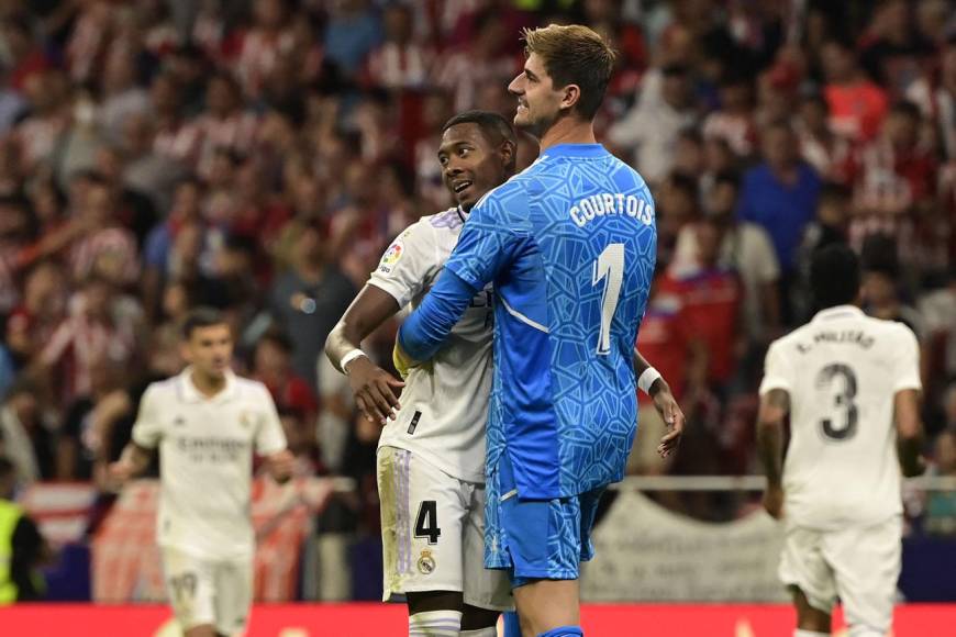 Thibaut Courtois se abraza con David Alaba tras el pitazo final del partido.