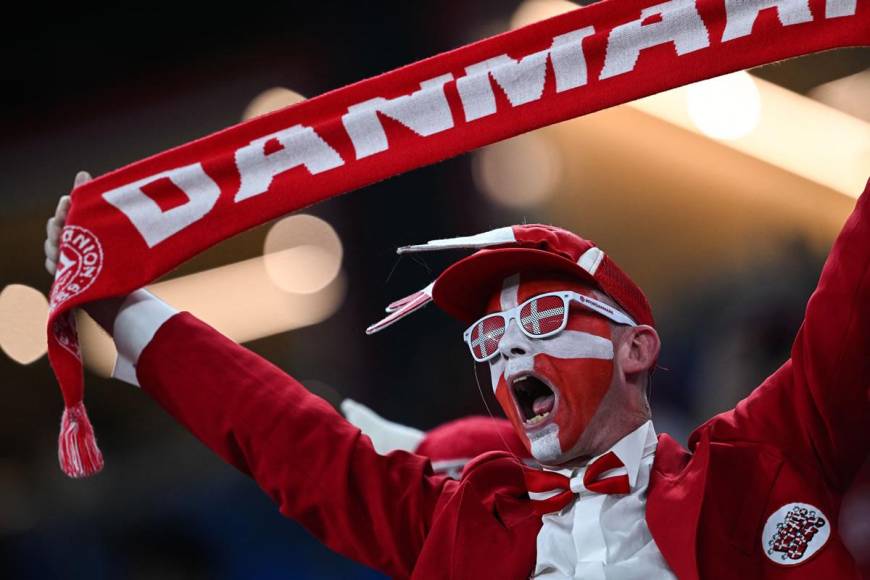 Este aficionado colorido de Dinamarca alentando a su selección.