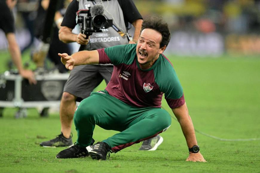 Fernando Diniz hasta se cayó al suelo en los festejos de la conquista de la primera Copa Libertadores del Fluminense.
