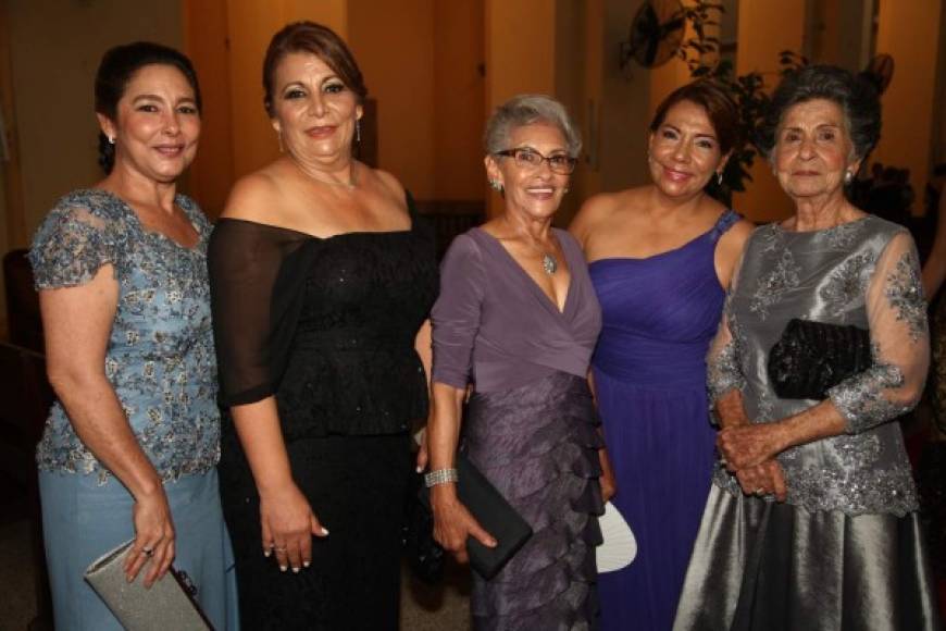 Karla Mahchi, Lupita Alemán, Marina Hall, Ivonne Delgado y Lily Mahchi.