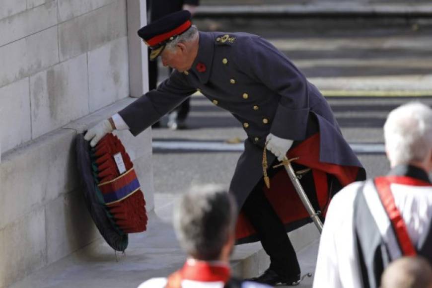 La soberana observó el momento en el que el príncipe de Gales colocó una corona de amapolas en su nombre ante el monumento.