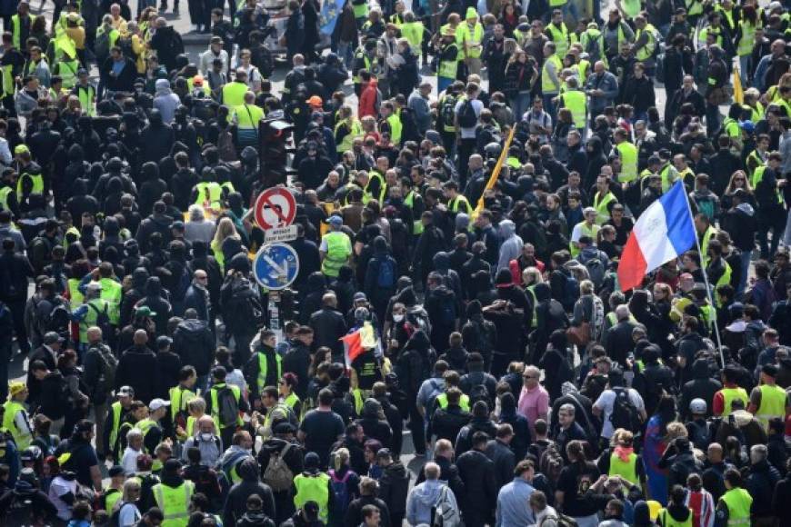 Grupo de chalecos amarillo en París, Francia, cuyos miembros protagonizaron graves disturbios este Primero de mayo.