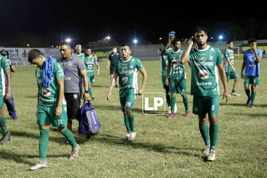 Los jugadores del Platense se fueron tristes y cabizbajos del estadio Humberto Micheletti.