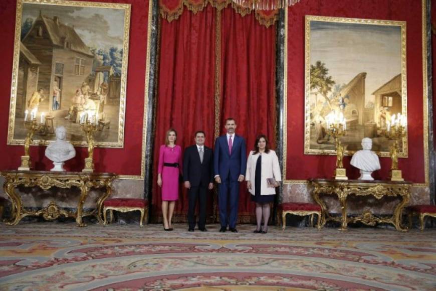 Los Reyes de España Felipe y Letizia posan para los medios junto al presidente de Honduras, Juan Orlando Hernández, y su esposa, Ana García Hernández, momentos antes del almuerzo que han ofrecido hoy en el Palacio Real en honor del mandatario hondureño, con motivo de su visita oficial a España.