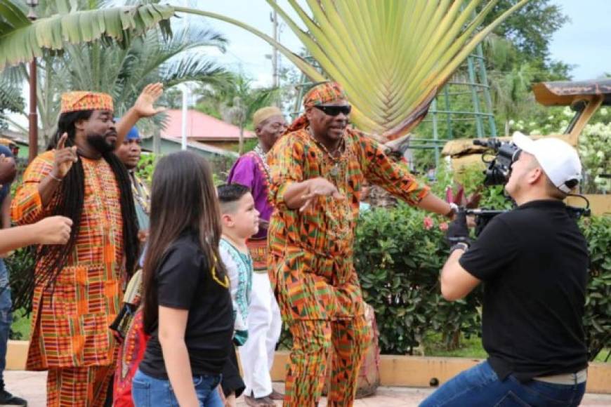 El Museo Ferroviario de El Progreso, Yoro fue el escenario en el que Kazzabe grabó el martes el video del remix por más de cinco horas.<br/><br/>Victor Soza 'Nibu Man' y César Flores 'Tucu Tucu', integrantes del grupo invitaron a sus seguidores a llegar y formar parte del clip que saldrá a la luz el otro mes.